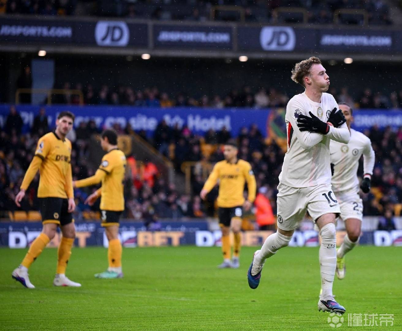 心态崩了，狼队球迷高唱：我们就**是坨屎